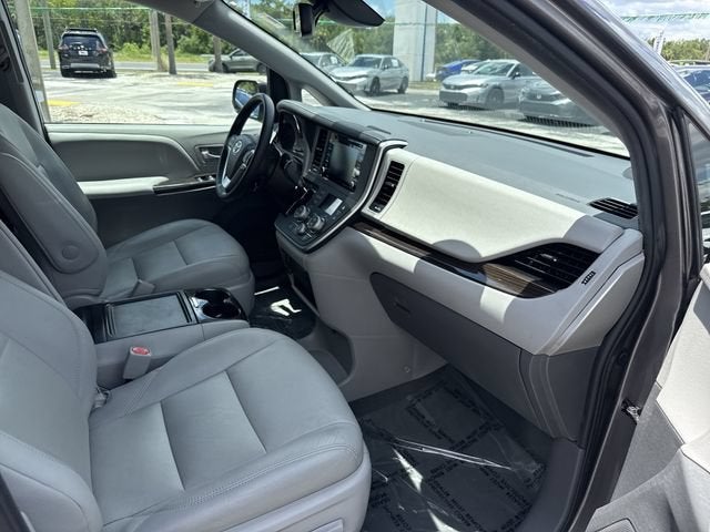 2020 Toyota Sienna XLE Auto Access Seat